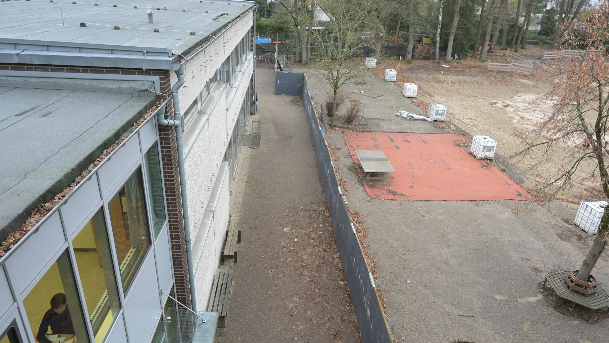 Die Verbundschule Mitte Refrath am Mohnweg. Der Schulhof ist eine Baustelle