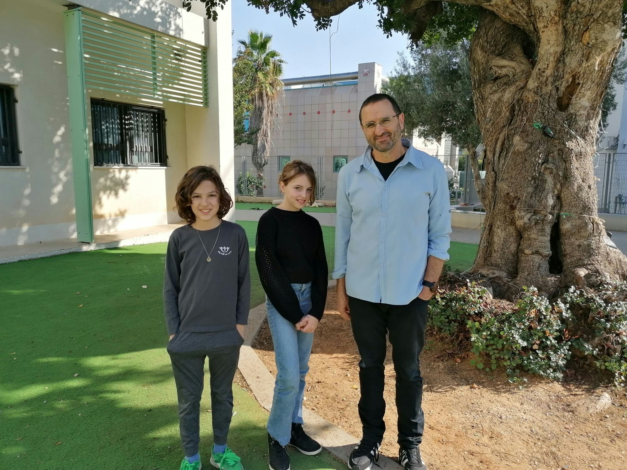 Die Schüler Rita und Emanuel mit ihrem Lehrer an der ersten zweisprachigen Grundschule in Tel Aviv.