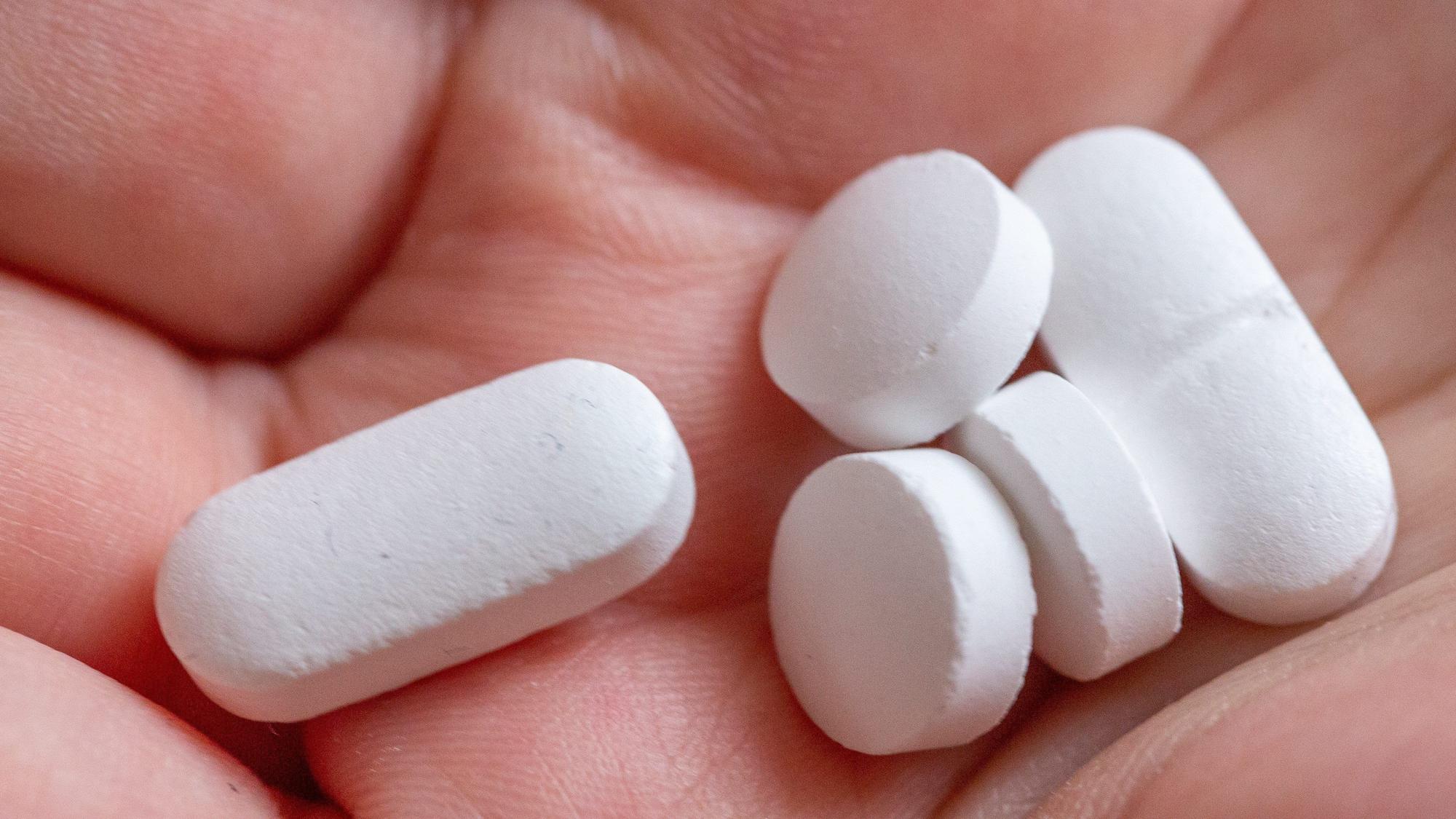 10.02.2022, Berlin: Eine Person hält Tabletten und Vitaminpräparate von Calcium, Vitamin D und Magnesium in der Hand. Viele Leute nehmen Tabletten mit Vitaminen und Mineralstoffen. Doch das ist oft unnötig.