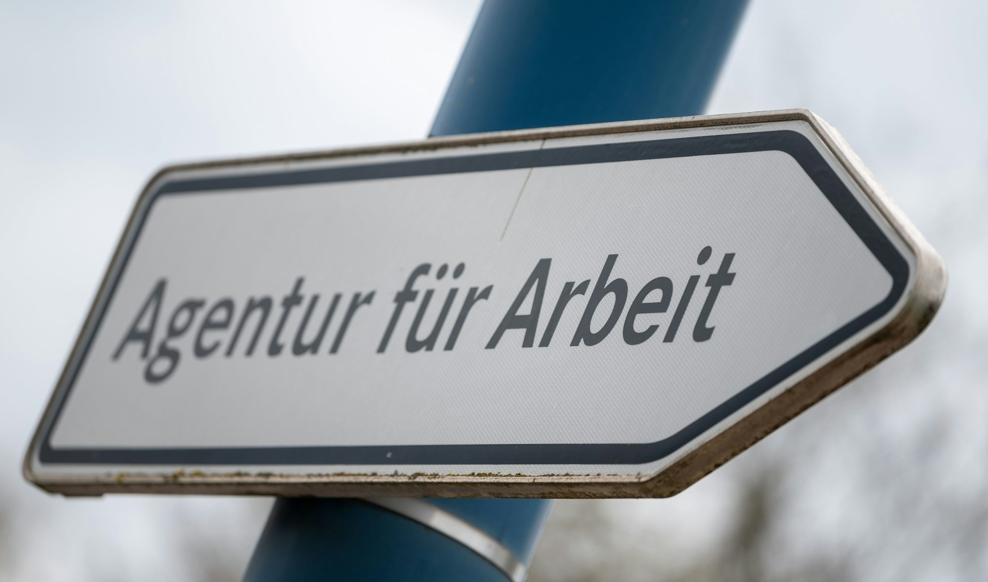 Das Symbolbild zeigt einen Wegweiser mit der Aufschrift „Agentur für Arbeit“.