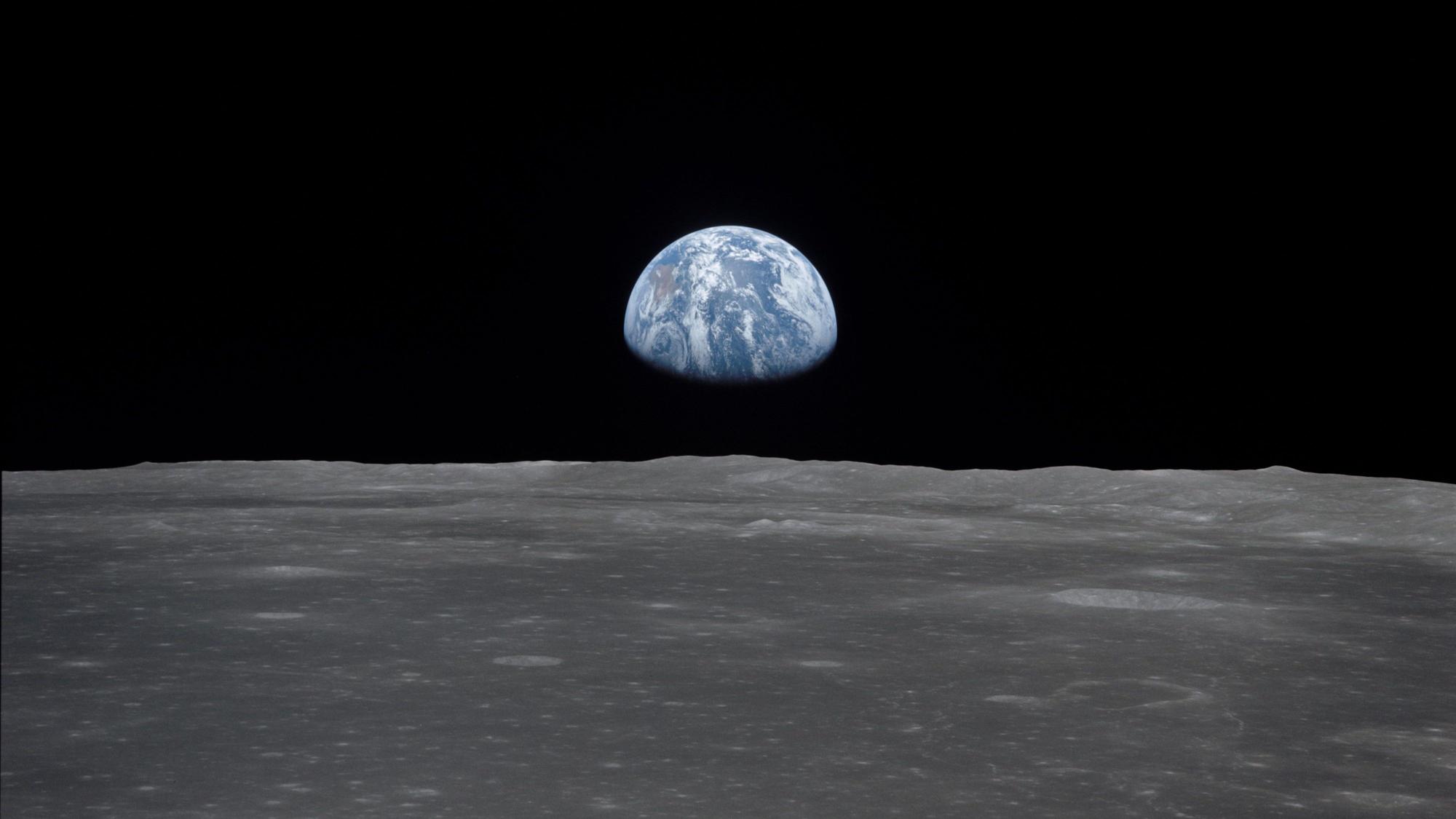 Diese von der US-Weltraumbehörde NASA bereitgestellte Aufnahme zeigt den Blick von der Mondoberfläche auf die Erde.
