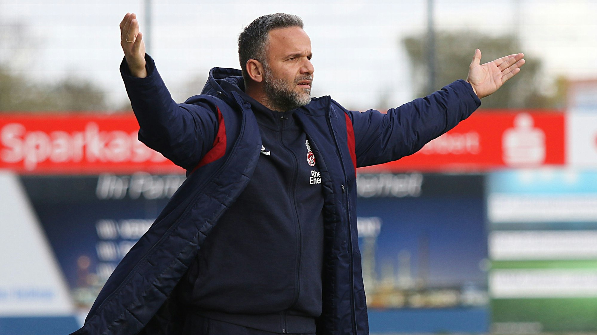 Regionalliga West: SSVg Velbert 02 - 1.FC Koeln II *** NUR FUeR REDAKTIONELLE ZWECKE *** EDITORIAL USE ONLY ***Fussball Regionalliga West 13.Spiletag Samstag 28.10.2023 SSVg Velbert 02 - 1.FC Koeln U21, U 21 IMS Arena Velbert Evangelos Sbonias (Trainer Koeln U21) Deutschland Velbert Copyright: StefanxRittershaus *** Regionalliga West SSVg Velbert 02 1 FC Koeln II EDITORIAL USE ONLY p Football Regionalliga West 13 Spiletag Saturday 28 10 2023 SSVg Velbert 02 1 FC Koeln U21 IMS Arena Velbert Evangelos Sbonias Coach Koeln U21 Germany Velbert Copyright StefanxRittershaus Copyright: StefanxRittershaus doc7sl2jvqim48aknjp3f5 ,EDITORIAL USE ONLY