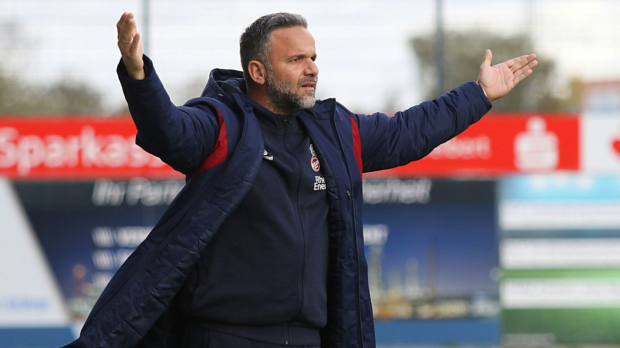 Regionalliga West: SSVg Velbert 02 - 1.FC Koeln II *** NUR FUeR REDAKTIONELLE ZWECKE *** EDITORIAL USE ONLY ***Fussball Regionalliga West 13.Spiletag Samstag 28.10.2023 SSVg Velbert 02 - 1.FC Koeln U21, U 21 IMS Arena Velbert Evangelos Sbonias (Trainer Koeln U21) Deutschland Velbert Copyright: StefanxRittershaus *** Regionalliga West SSVg Velbert 02 1 FC Koeln II EDITORIAL USE ONLY p Football Regionalliga West 13 Spiletag Saturday 28 10 2023 SSVg Velbert 02 1 FC Koeln U21 IMS Arena Velbert Evangelos Sbonias Coach Koeln U21 Germany Velbert Copyright StefanxRittershaus Copyright: StefanxRittershaus doc7sl2jvqim48aknjp3f5 ,EDITORIAL USE ONLY