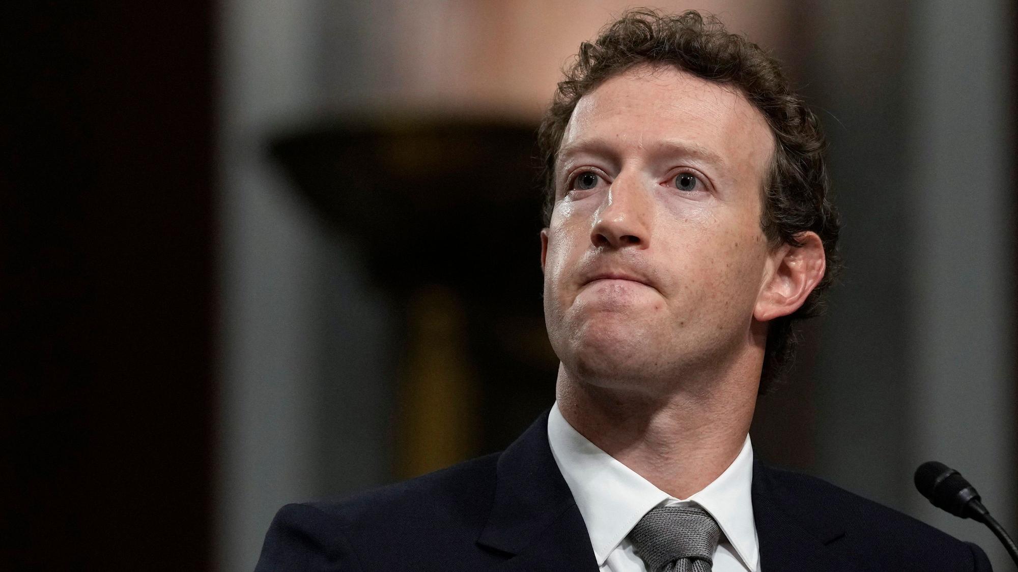 31.01.2024, USA, Washington: Mark Zuckerberg, CEO von Meta, hört während einer Anhörung des Justizausschusses des Senats auf dem Capitol Hill zum Thema Kindersicherheit zu. Zuckerberg hat sich in einer ungewöhnlichen Geste während einer Anhörung im US-Senat bei Eltern entschuldigt, deren Kinder durch die Nutzung von Online-Plattformen des Konzerns zu Schaden gekommen sind. Foto: Susan Walsh/AP +++ dpa-Bildfunk +++