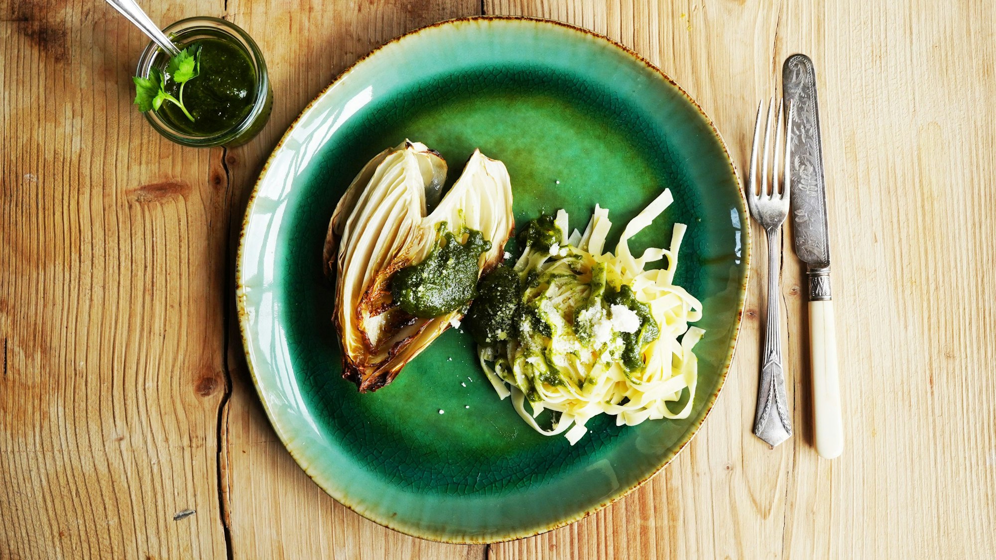 Der Chicorée ist mit den Nudeln auf einem Teller angerichtet.