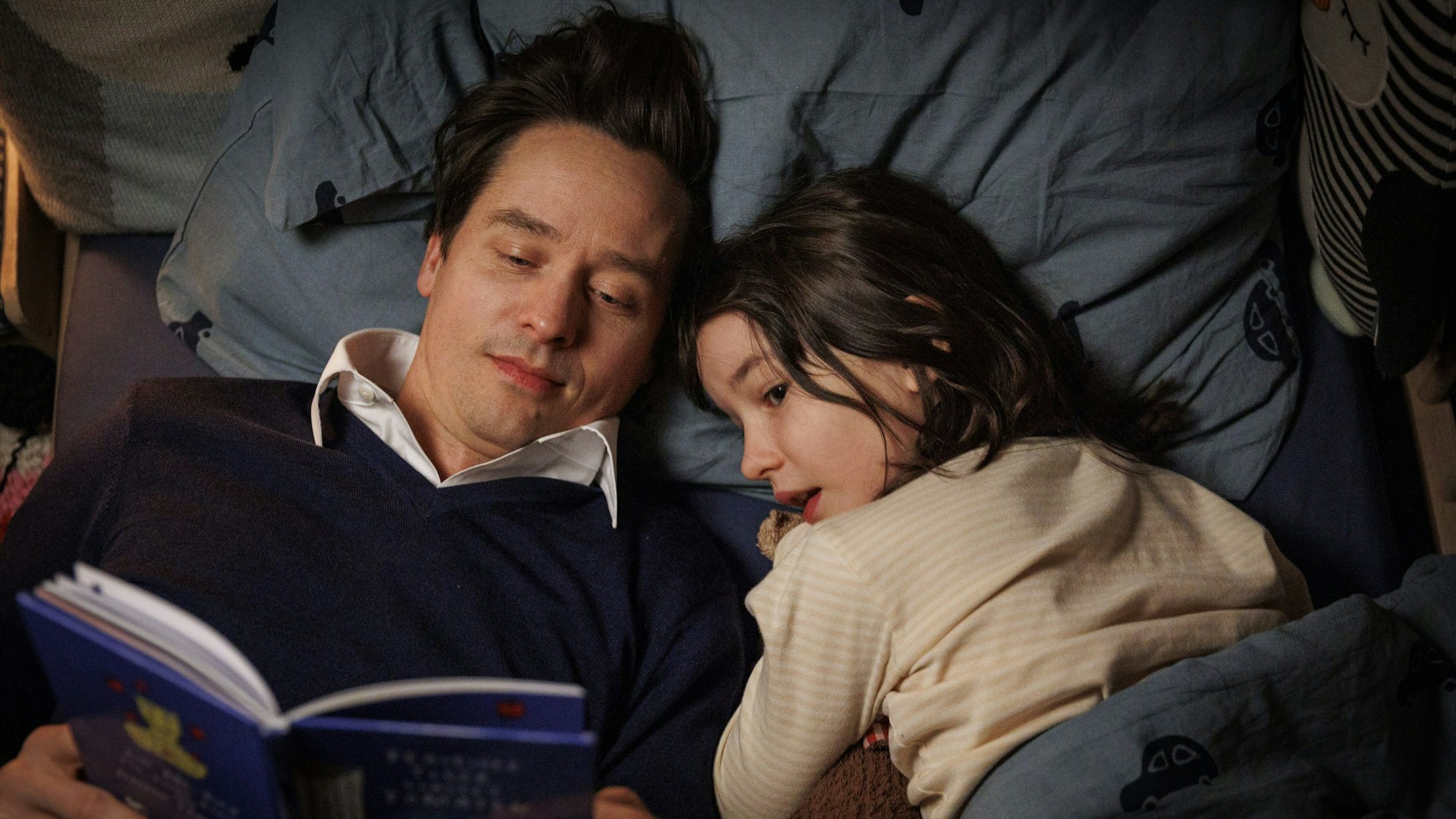 Pola Friedrichs (r) als Nina und Tom Schilling als Wolf in einer Szene des Films „Eine Million Minuten“