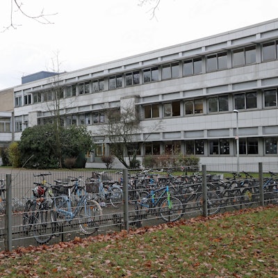 Auf dem Bild ist das Gymnasium zu sehen.