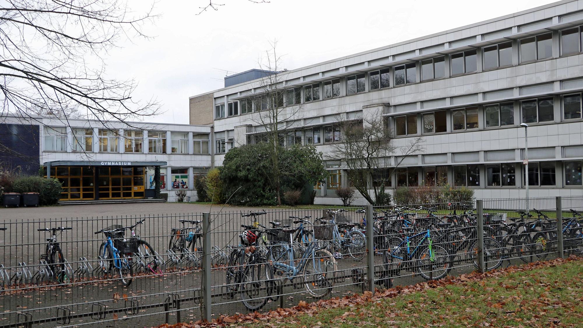 Auf dem Bild ist das Schulgebäude des Gymnasiums zu sehen.