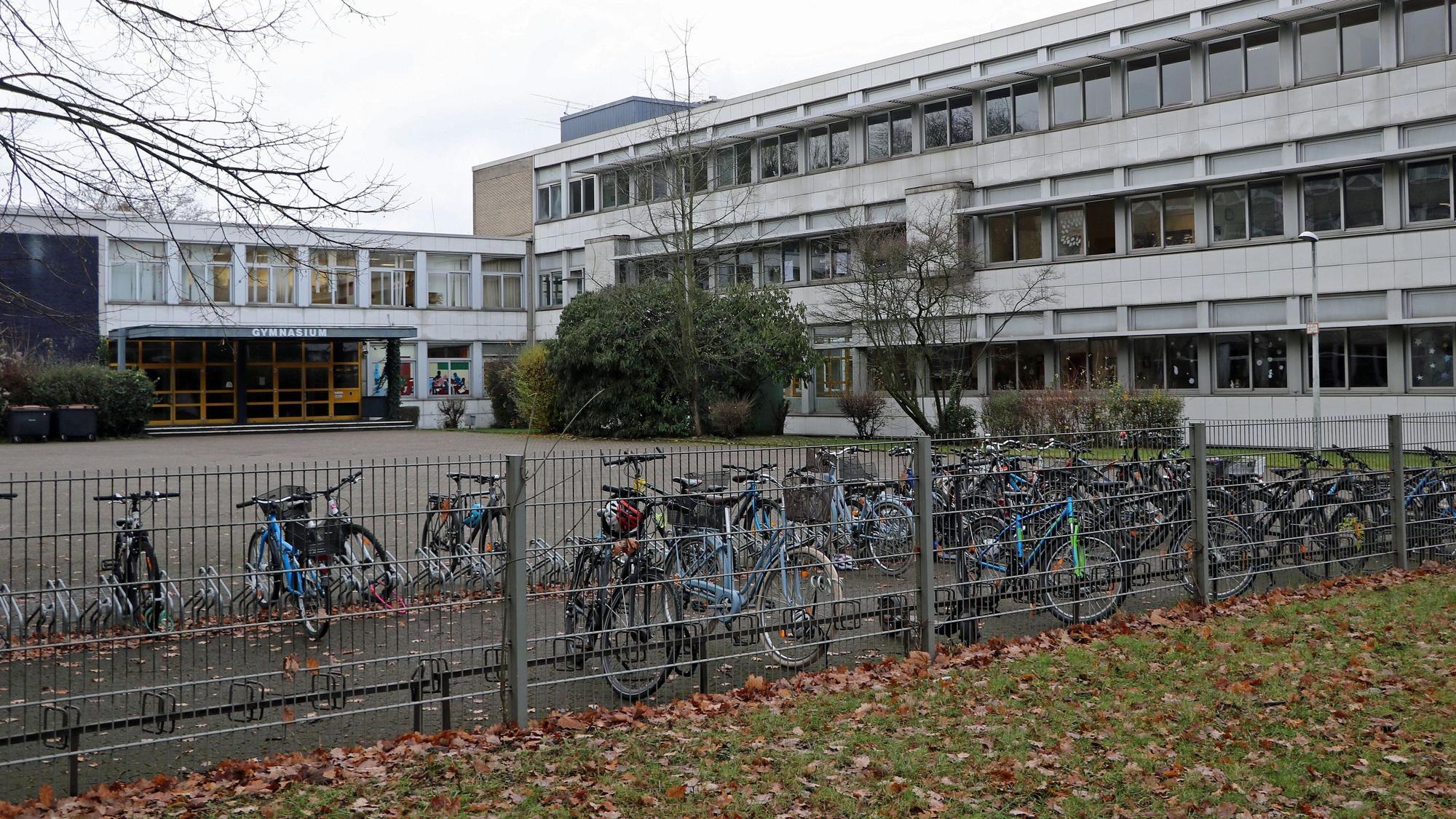 Das Bild zeigt den Schulhof am Gymnasium Frechen.