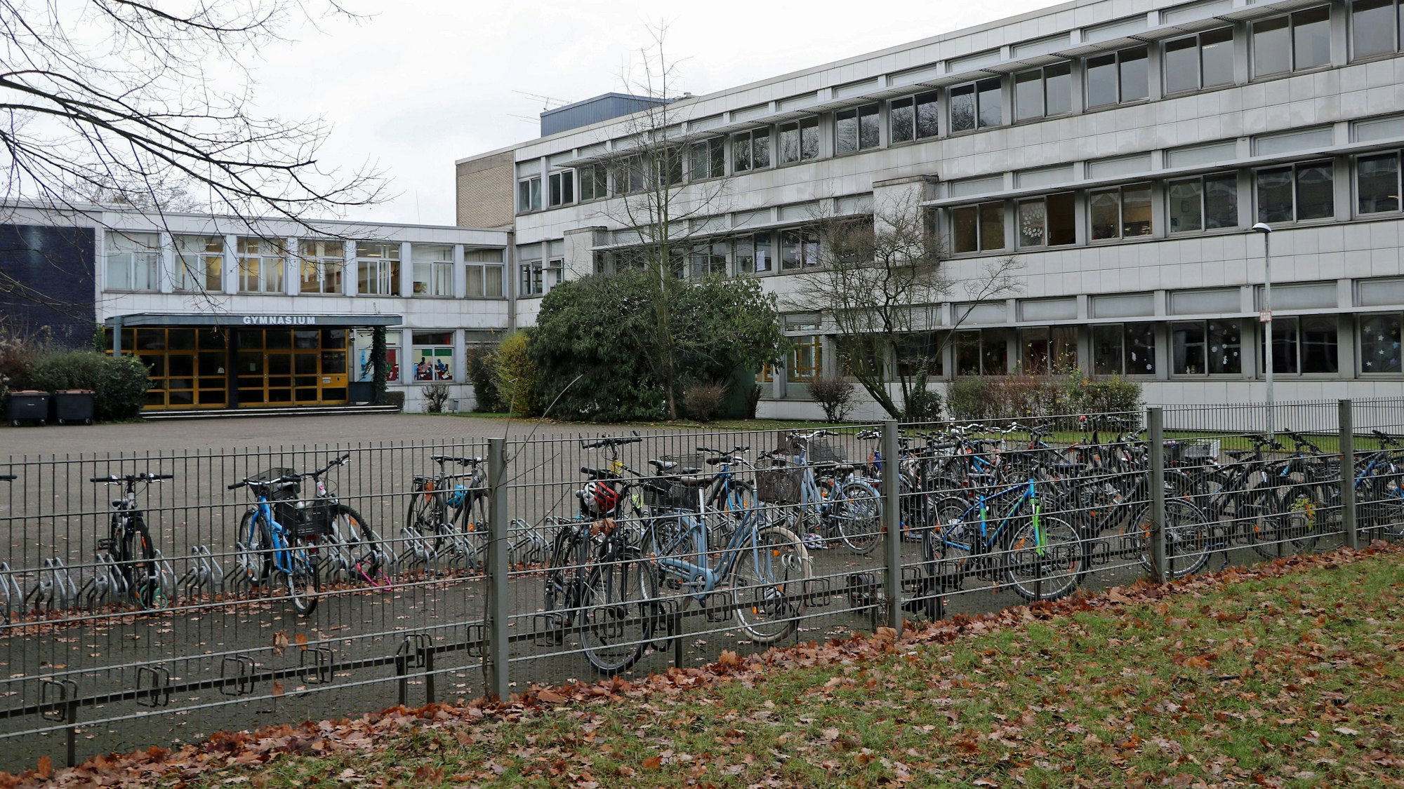 Das Bild zeigt den Schulhof am Gymnasium Frechen.