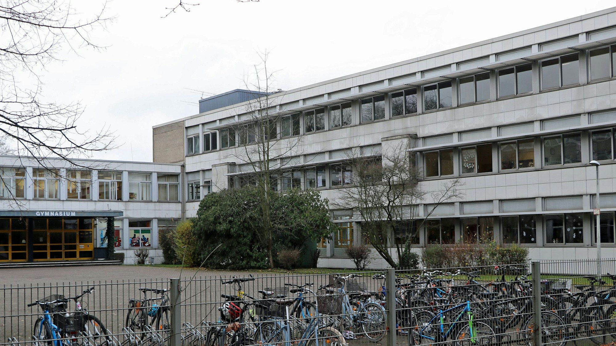 Auf dem Bild ist das Gymnasium zu sehen.