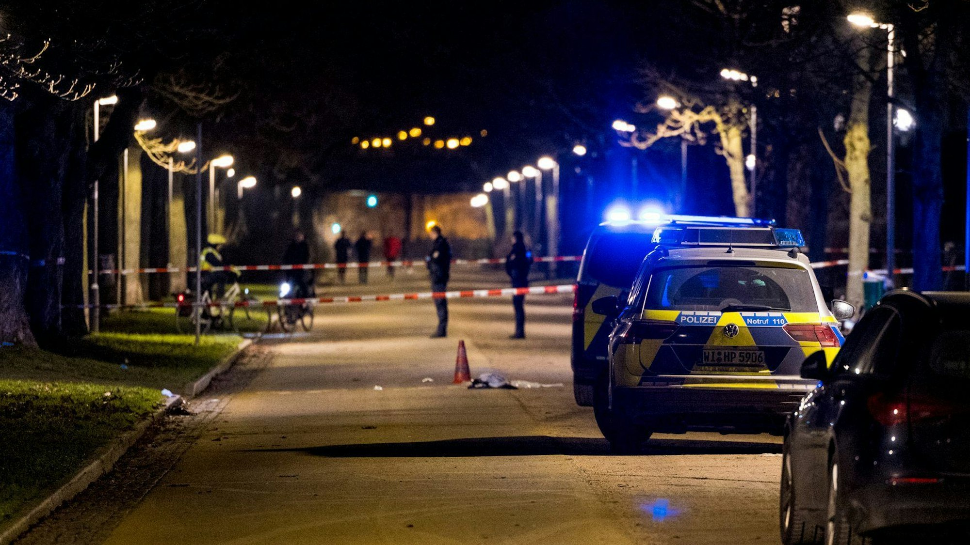 Frankfurt/Main: Einsatzkräfte der Polizei sichern einen Tatort am Mainufer in Sachsenhausen ab. Hier starb ein Mann durch Polizeischüsse.