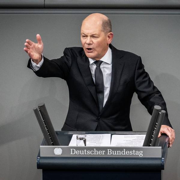 31.01.2024, Berlin: Bundeskanzler Olaf Scholz (SPD), spricht im Bundestag in der Generaldebatte zum Etat des Bundeskanzlers und des Bundeskanzleramts. (zu dpa: «Bundestag als politischer Boxring: Scholz geht auf Merz los») Foto: Michael Kappeler/dpa +++ dpa-Bildfunk +++