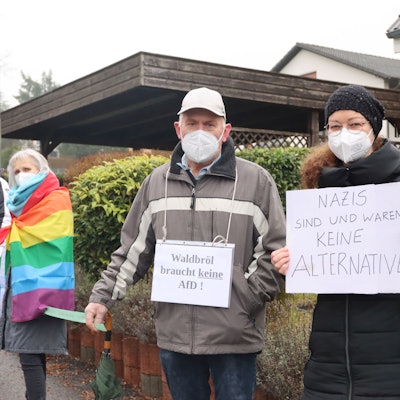 In Waldbröl sind die Menschen schon einmal für die Demokratie und die Vielfalt in der Stadt auf die Straße gegangen. Das war im Januar des Jahres 2022, als sich am Hollenberg-Gymnasium eine Menschenkette bildete, die am Ende über 400 Meter reichte. Damals galten noch Corona-Auflagen, daher die Masken auf dem Foto.
