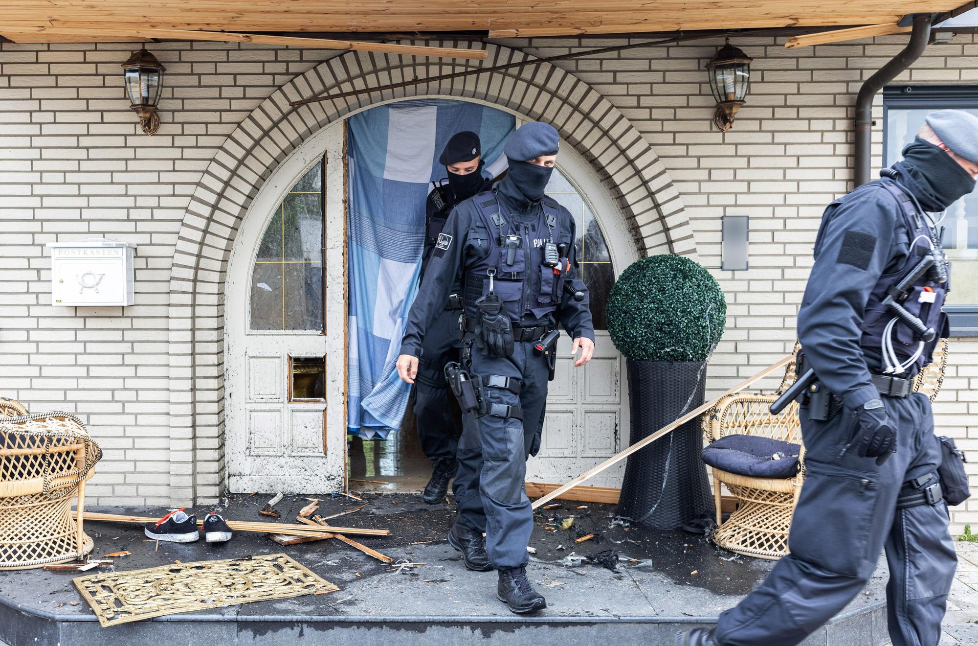 Polizisten verlassen eine Villa in Leverkusen. Bei Ermittlungen gegen Clankriminalität durchsuchen Spezialkräfte der Polizei Objekte in Nordrhein-Westfalen.