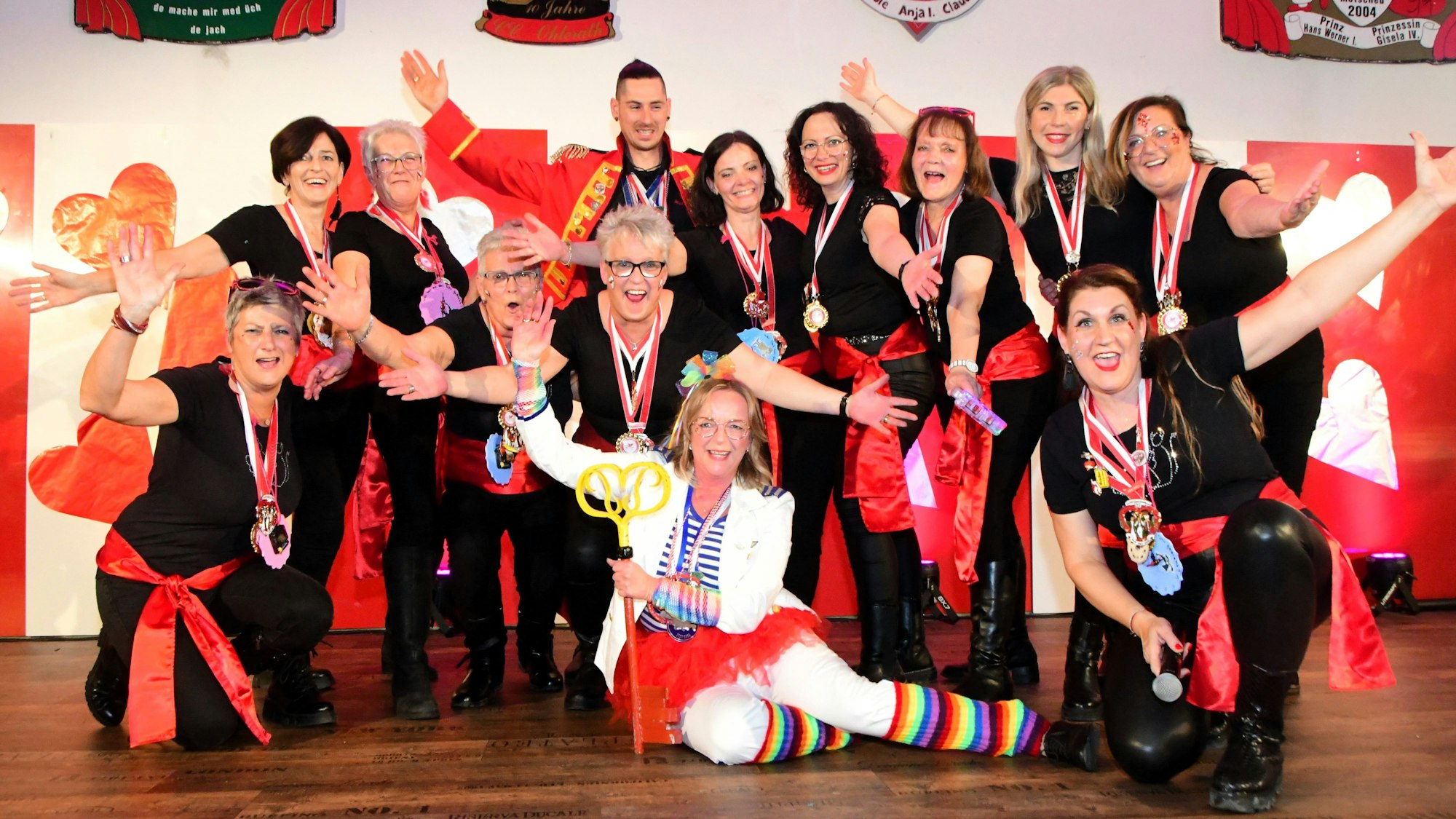 Bürgermeisterin Sabine Preiser-Marian sitzt auf der Bühne und präsentiert, umgeben von Karnevalisten, den Rathausschlüssel.