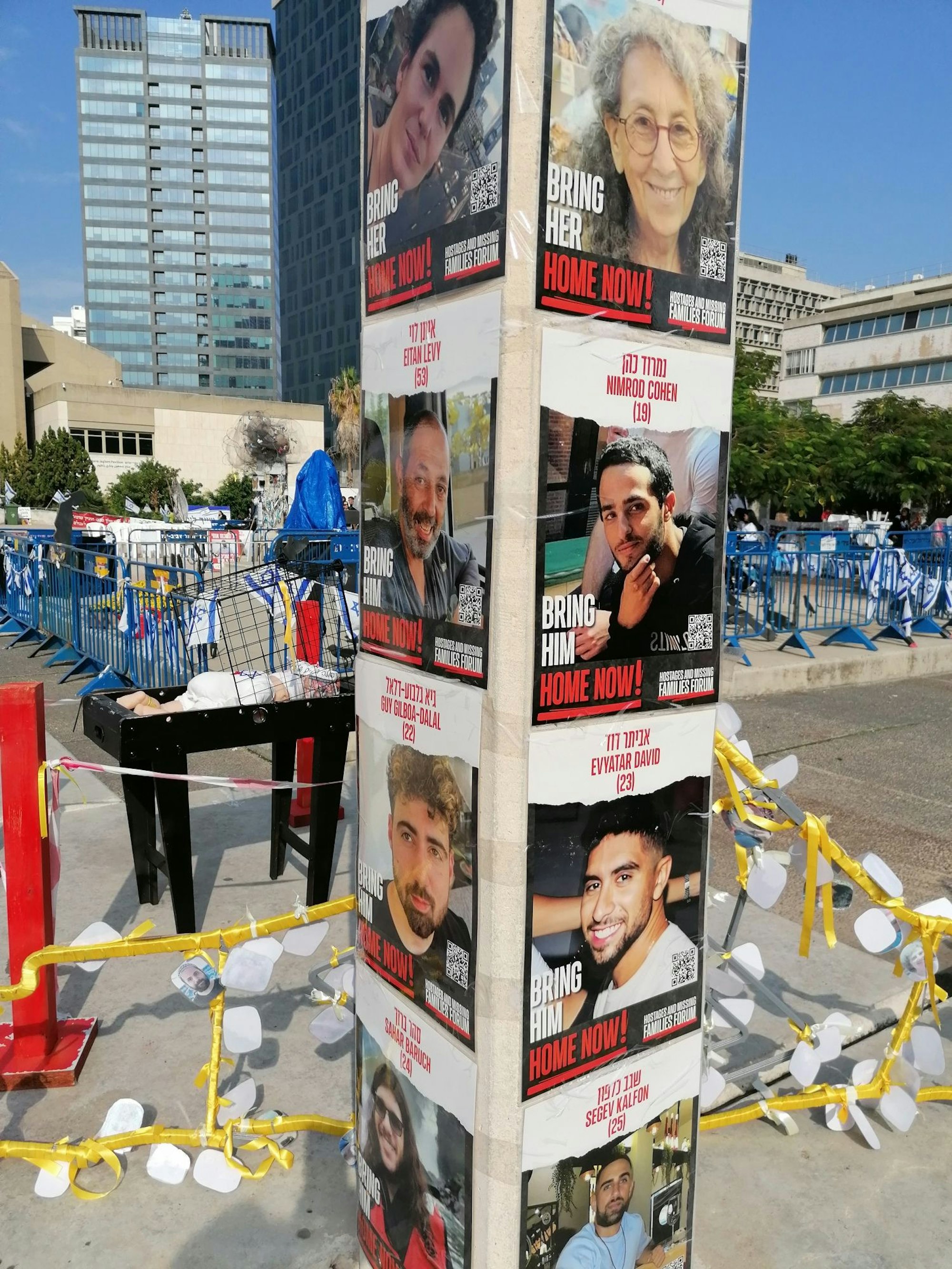 In Tel Aviv erinnert am Dizengoffplatz eine Stele mit Fotos von Geiseln an die von der Hamas enführten Israelis.