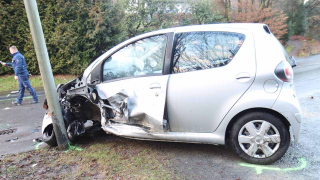 Ein vorne zerquetschter Toyota, nachdem er gegen den Mast einer Laterne geschleudert ist.