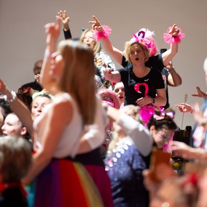 Das Bild zeigt einen Teil des Publikums bei der Damensitzung in der Alten Tuchfabrik.