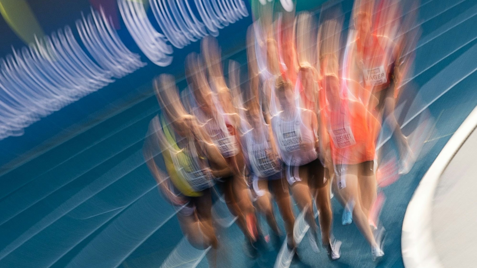 Das Bild zeigt mehrere Athleten beim 3000-Meter-Lauf.