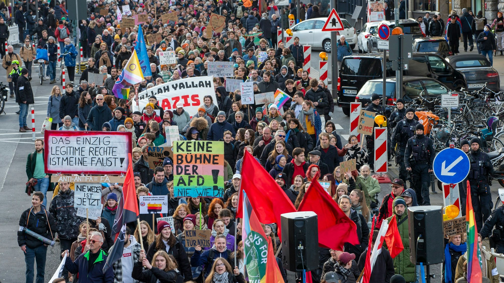 Ein Demonstrationszug mit Transparenten.