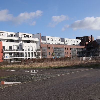 Auf dem Bild ist ein Grundstück zu sehen.