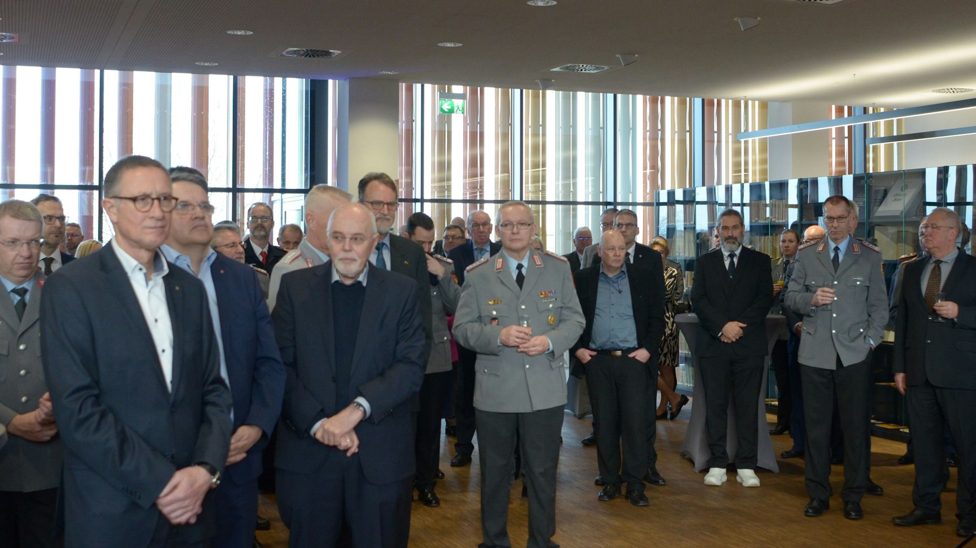 Das Bild zeigt einen Teil der Gäste.