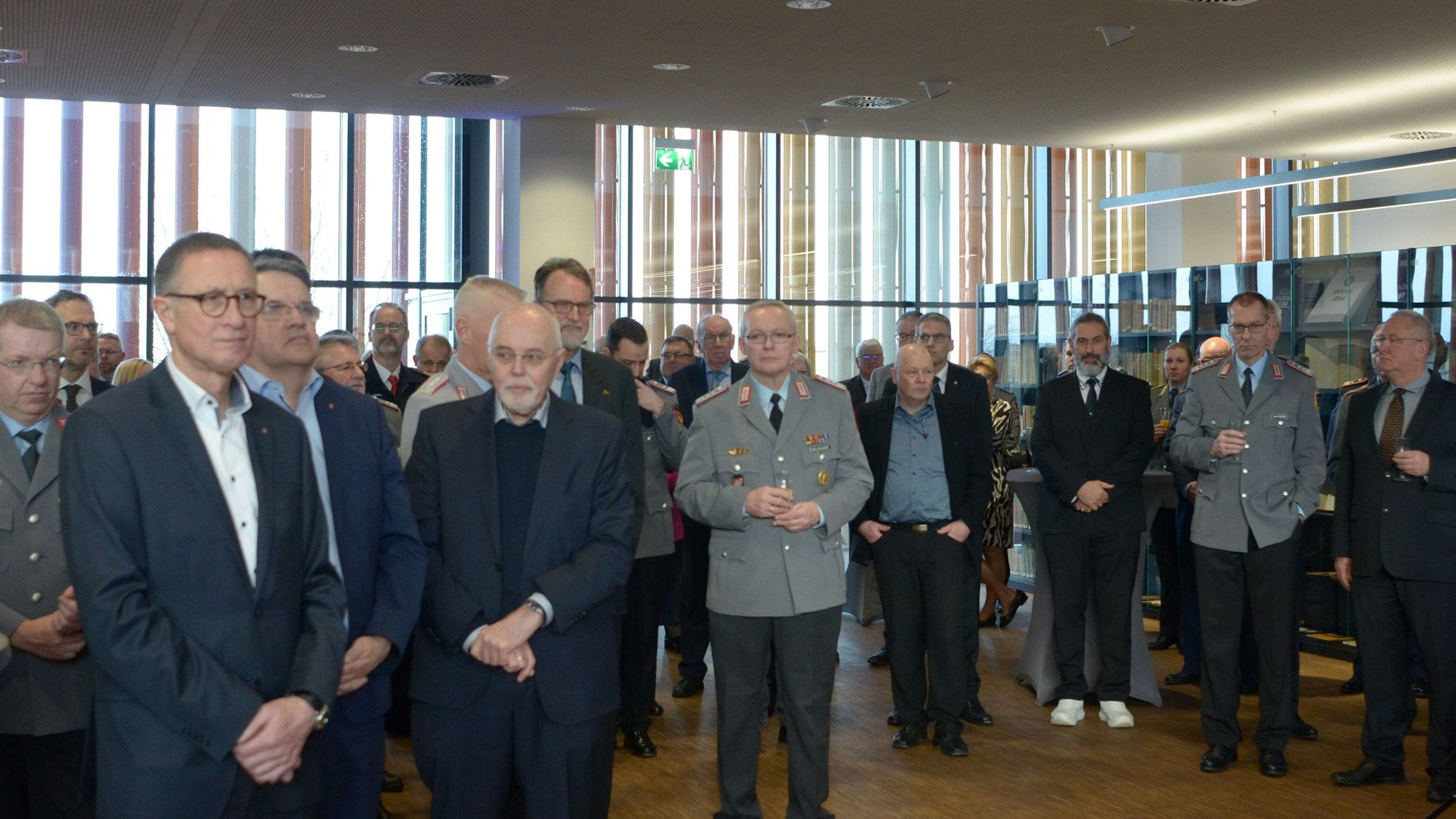 Das Bild zeigt einen Teil der Gäste.