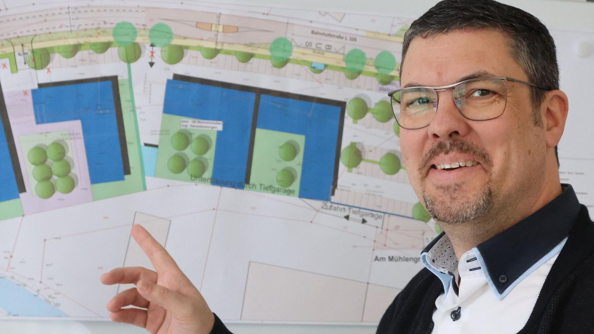 Morsbach Bürgermeister Jörg Bukowski vor den Plänen für den „Wohnpark an der Wisser“. Der 50-Jährige hat im vergangenen Jahr angekündigt, dass er 2025 nicht noch einmal zur Wahl antritt.