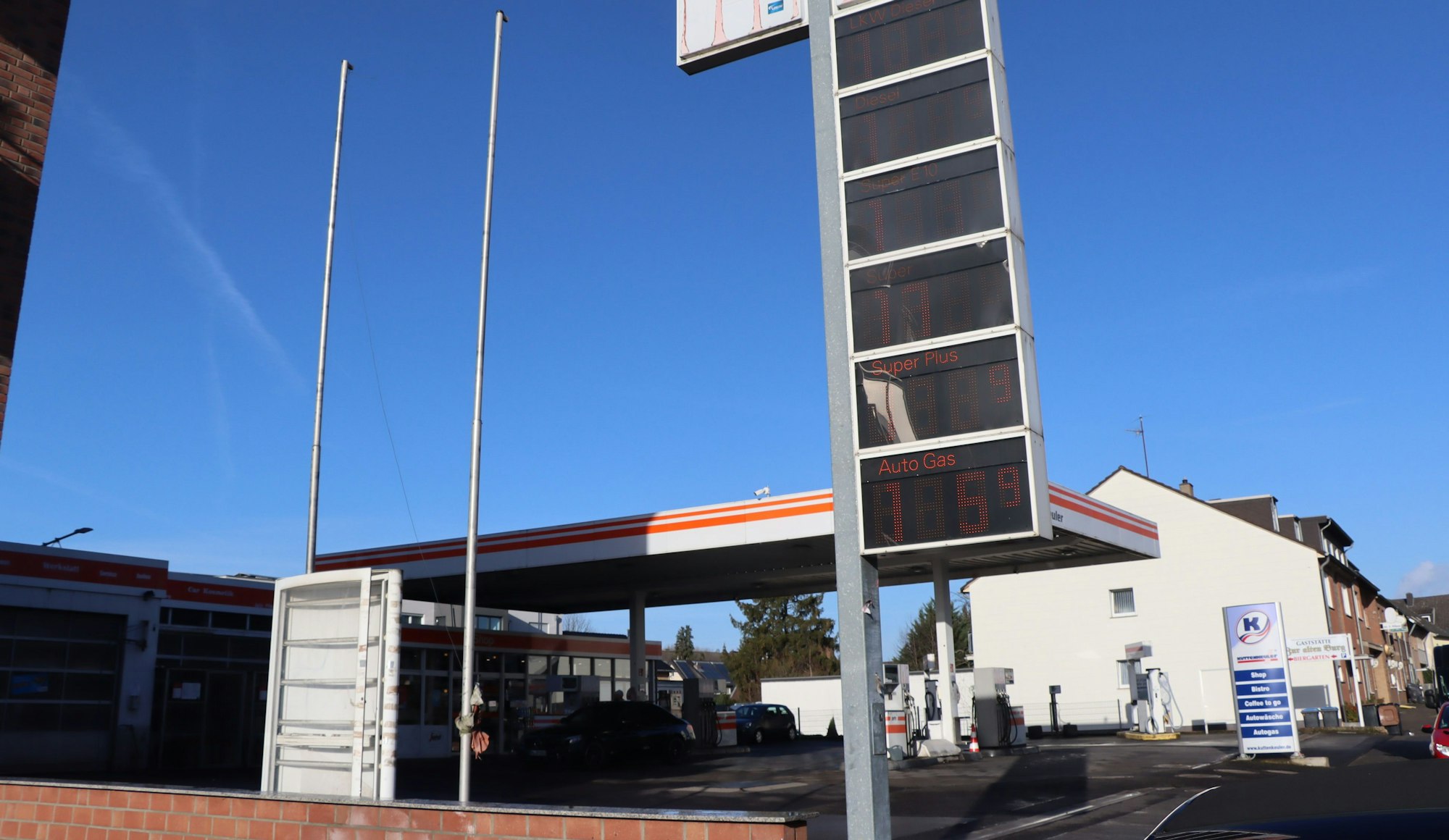 Auf dem Foto ist eine Tankstelle zu sehen.