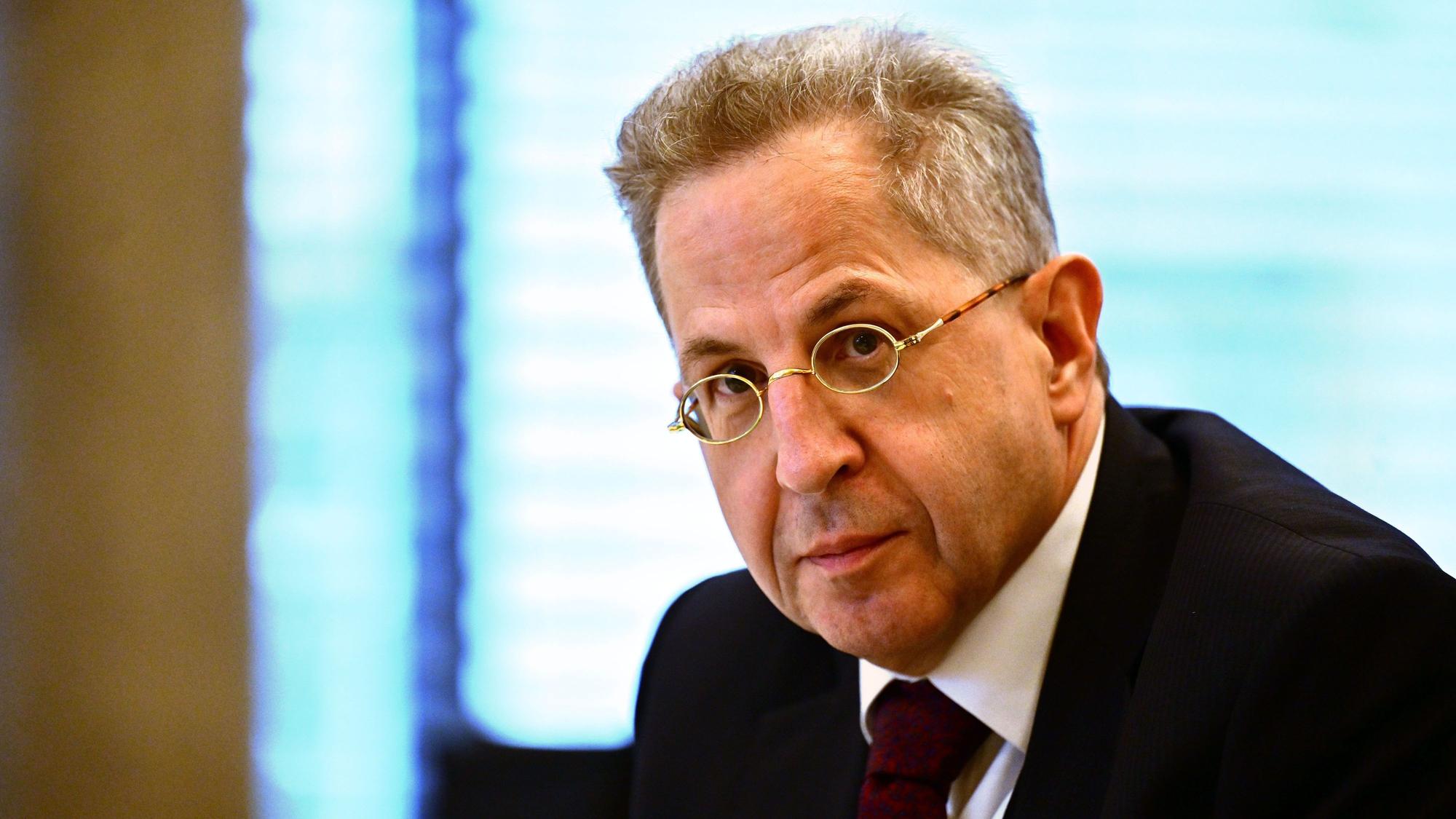 ARCHIV - 24.10.2023, Thüringen, Erfurt: Hans-Georg Maaßen, ehemaliger Verfassungsschutz-Chef, sitzt als Zeuge im Untersuchungsausschuss im Thüringer Landtag.(zu dpa «Maaßen: Werteunion will regieren und ist offen für AfD-Initiativen») Foto: Martin Schutt/dpa +++ dpa-Bildfunk +++