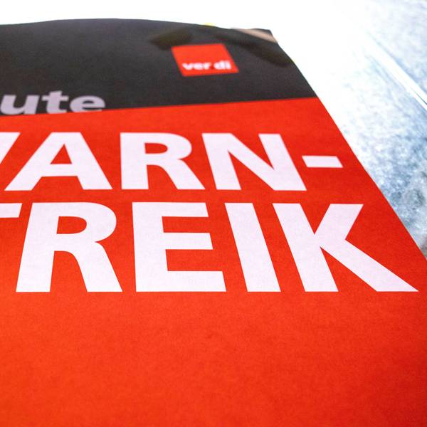 31.01.2024, Nrw, Köln: Am Personaleingang für Airport-Mitarbeiter des Flughafens Köln Bonn hängen Plakate mit der Aufschrift «Heute Warnstreik».