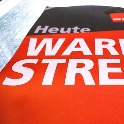31.01.2024, Nrw, Köln: Am Personaleingang für Airport-Mitarbeiter des Flughafens Köln Bonn hängen Plakate mit der Aufschrift «Heute Warnstreik».