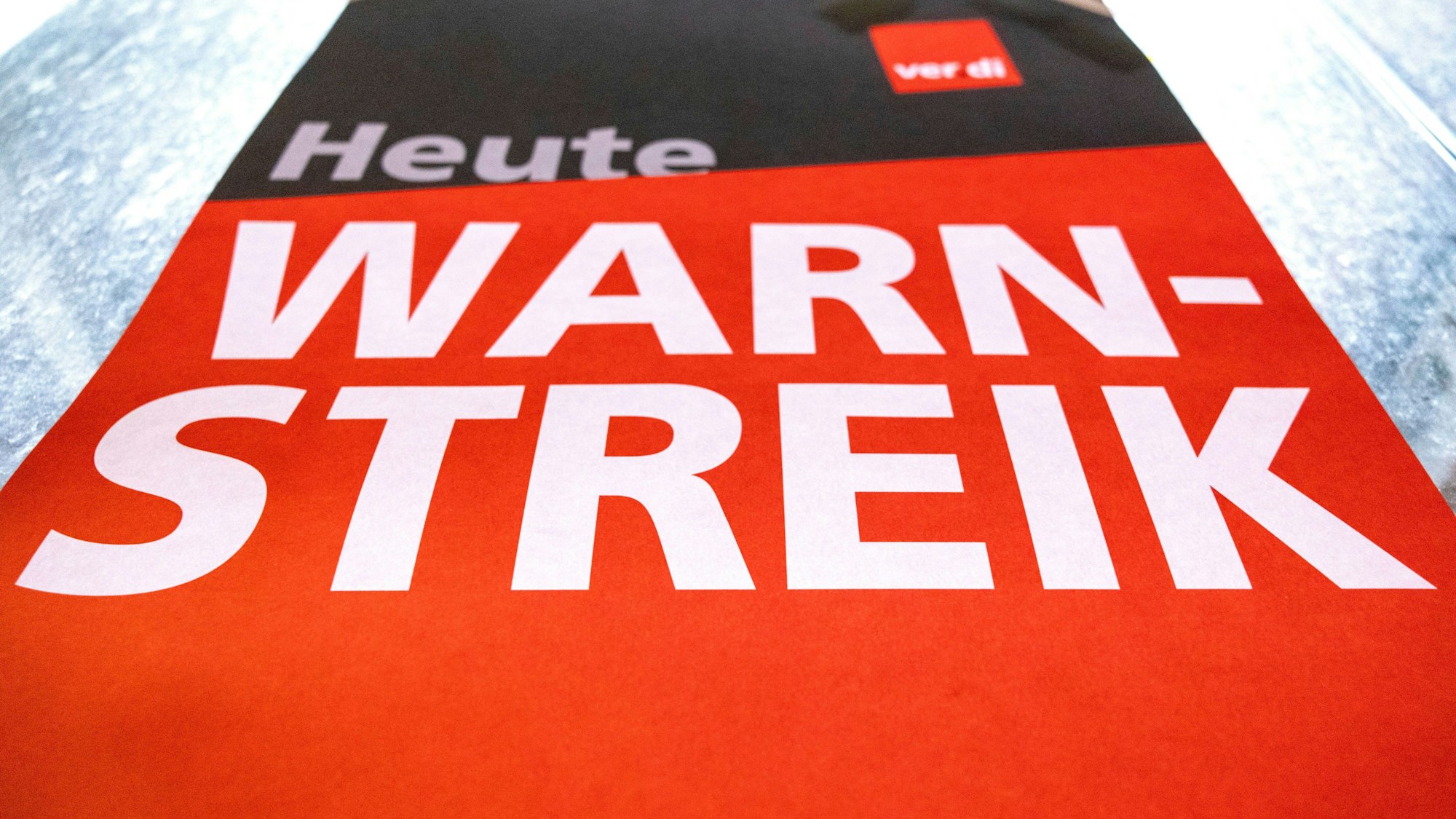 31.01.2024, Nrw, Köln: Am Personaleingang für Airport-Mitarbeiter des Flughafens Köln Bonn hängen Plakate mit der Aufschrift «Heute Warnstreik».