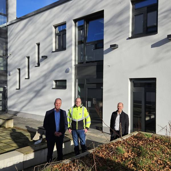 Hermann-Josef Esser, Lothar Schatten und Markus Auel stehen vor dem Haus der Begegnung in Kall.