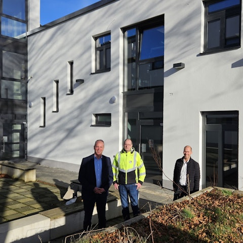 Hermann-Josef Esser, Lothar Schatten und Markus Auel stehen vor dem Haus der Begegnung in Kall.