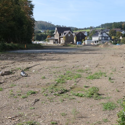 Für den geplanten „Wohnpark an der Wisser“, gelegen in der Nachbarschaft des Kulturbahnhofs, hat die Gemeinde Morsbach im vergangenen Jahr Investoren gefunden. Hier abgelichtet ist der dafür vorgesehene Bauplatz.
