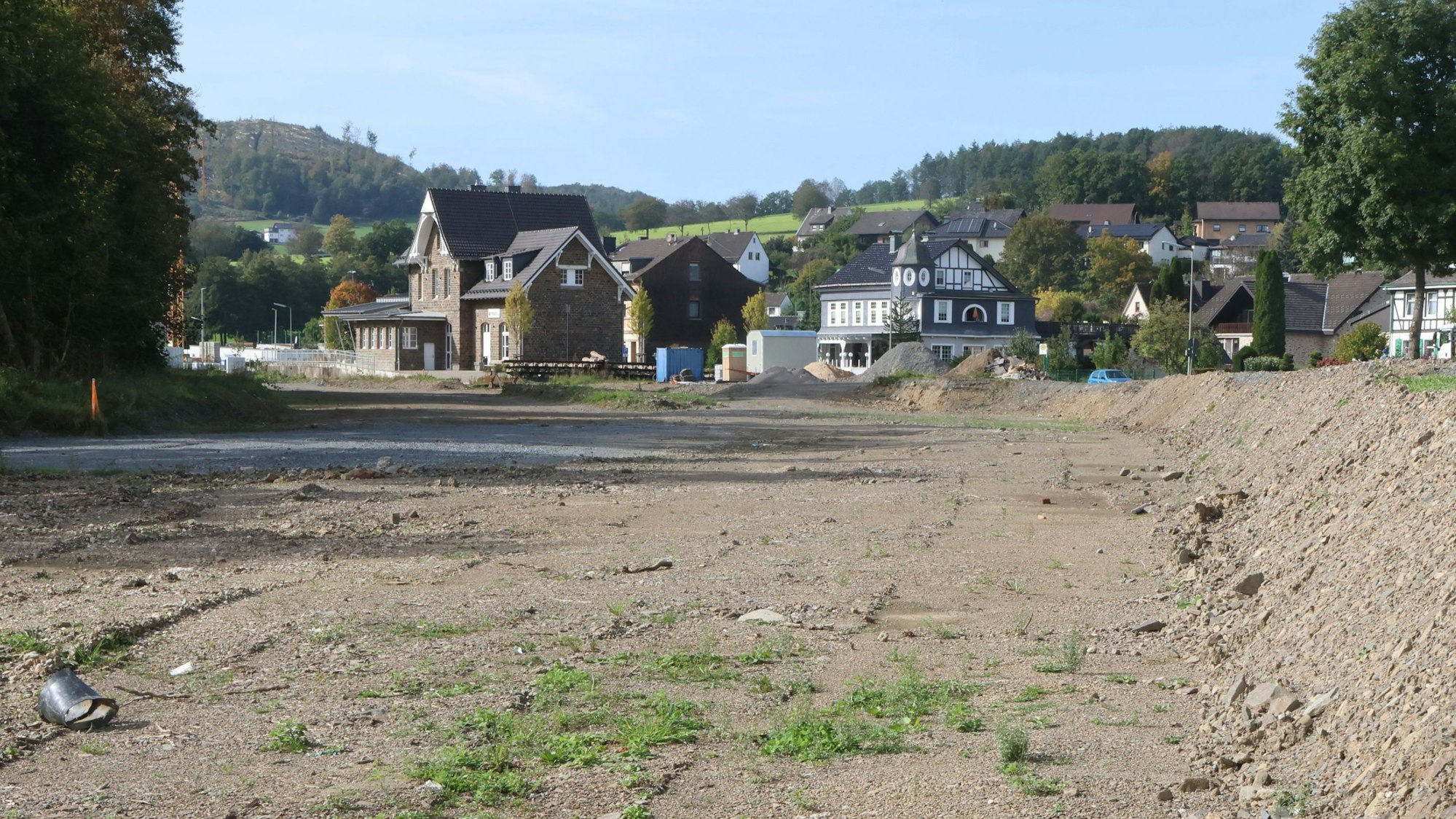 Für den geplanten „Wohnpark an der Wisser“, gelegen in der Nachbarschaft des Kulturbahnhofs, hat die Gemeinde Morsbach im vergangenen Jahr Investoren gefunden. Hier abgelichtet ist der dafür vorgesehene Bauplatz.