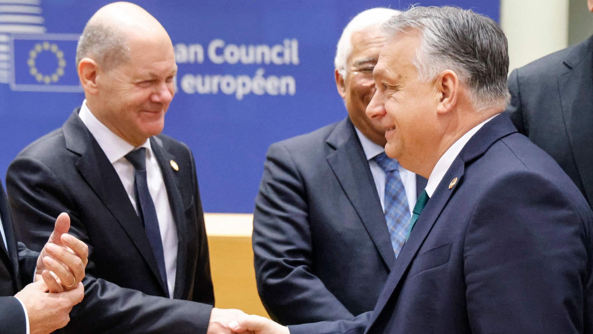 Einigung im EU-Rat für ein neues Ukraine-Hilfspaket: Ungangs Viktor Orban hat seine Blockade aufgegeben, hier schüttelt er Bundeskanzler Olaf Scholz die Hand.