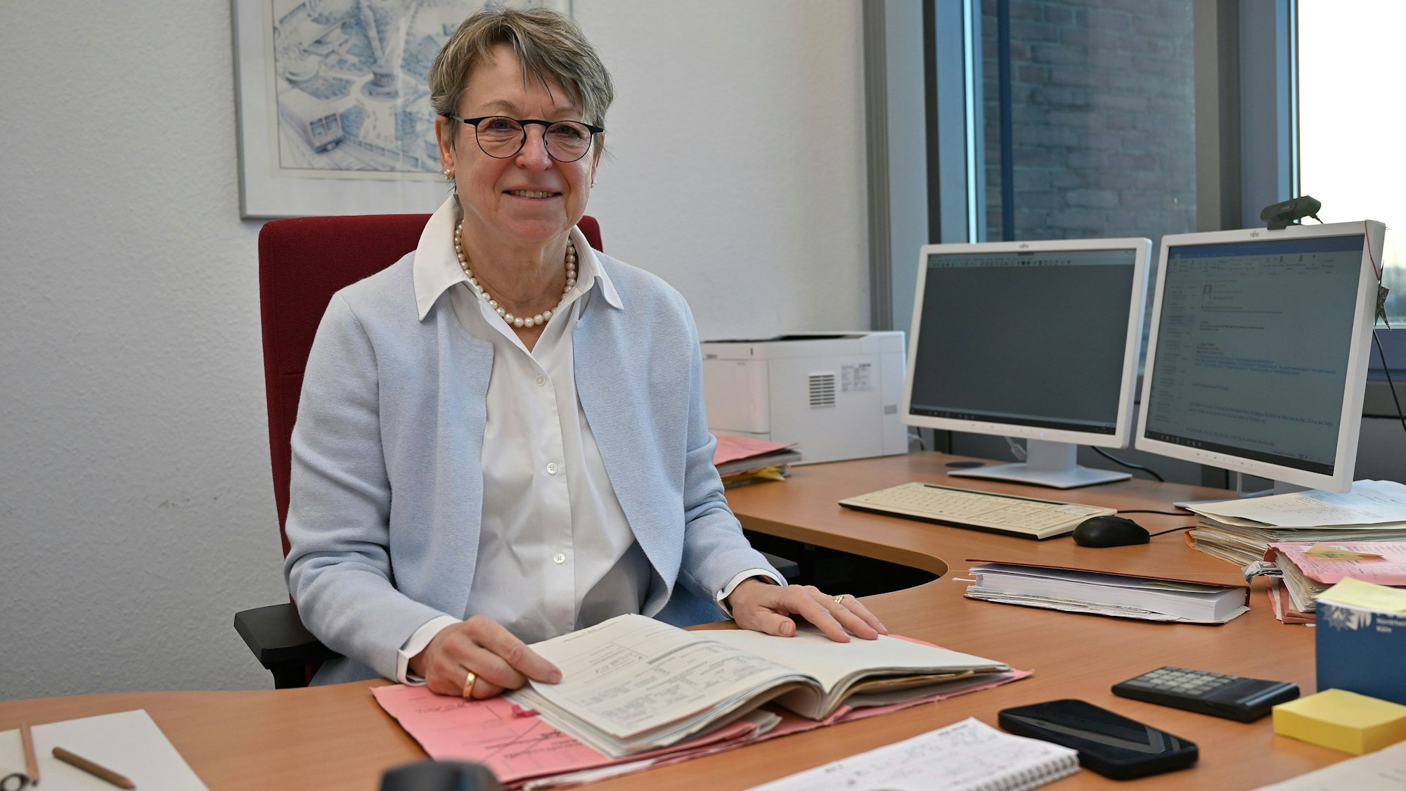 Strafrichterin Birgit Brandes beim Aktenstudium in ihrem Büro.