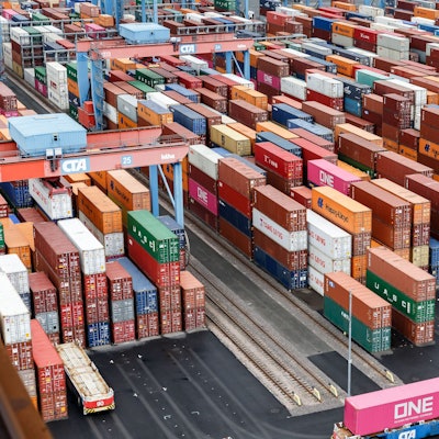 ARCHIV - 06.05.2019, Hamburg: Container stehen im Containerterminal Altenwerder auf einer Abstellfläche. (zu dpa: «EU-Lieferkettengesetz droht zu scheitern») Foto: Markus Scholz/dpa +++ dpa-Bildfunk +++