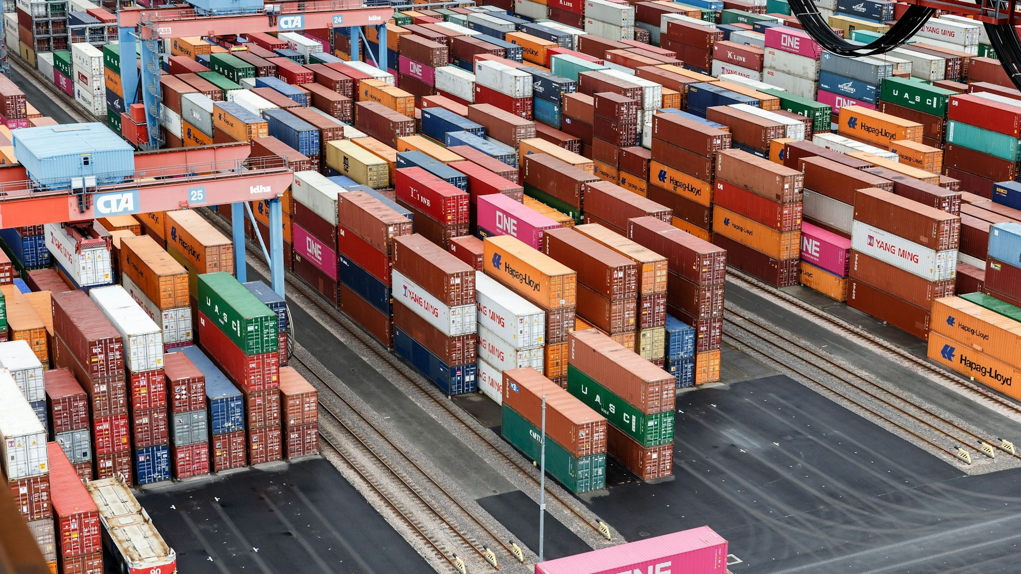 ARCHIV - 06.05.2019, Hamburg: Container stehen im Containerterminal Altenwerder auf einer Abstellfläche. (zu dpa: «EU-Lieferkettengesetz droht zu scheitern») Foto: Markus Scholz/dpa +++ dpa-Bildfunk +++