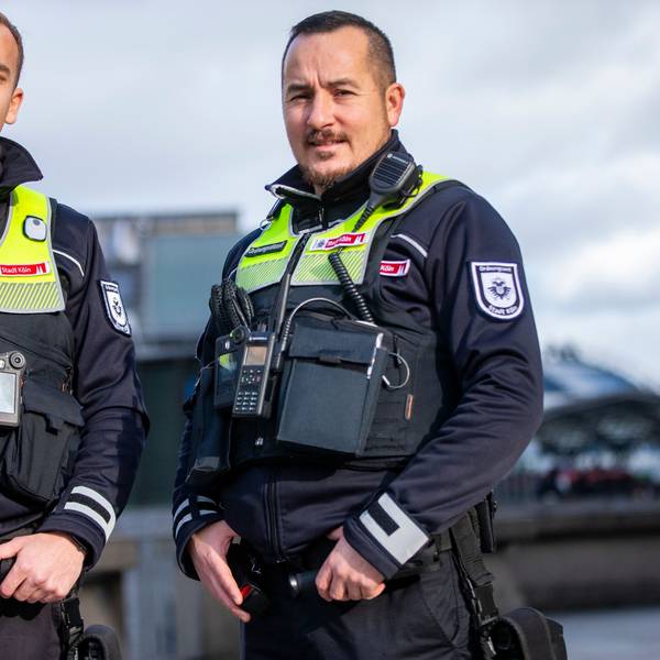 Jan (l.) und Kerim gehören zu den ersten Mitarbeitern des Kölner Ordnungsdienstes, die Bodycams im realen Einsatz testen.