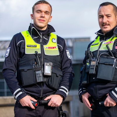 Jan (l.) und Kerim gehören zu den ersten Mitarbeitern des Kölner Ordnungsdienstes, die Bodycams im realen Einsatz testen.