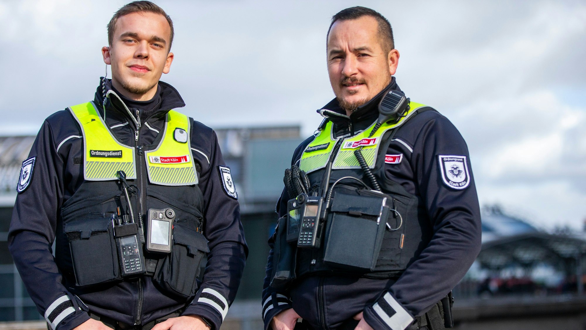 Jan (l.) und Kerim gehören zu den ersten Mitarbeitern des Kölner Ordnungsdienstes, die Bodycams im realen Einsatz testen.