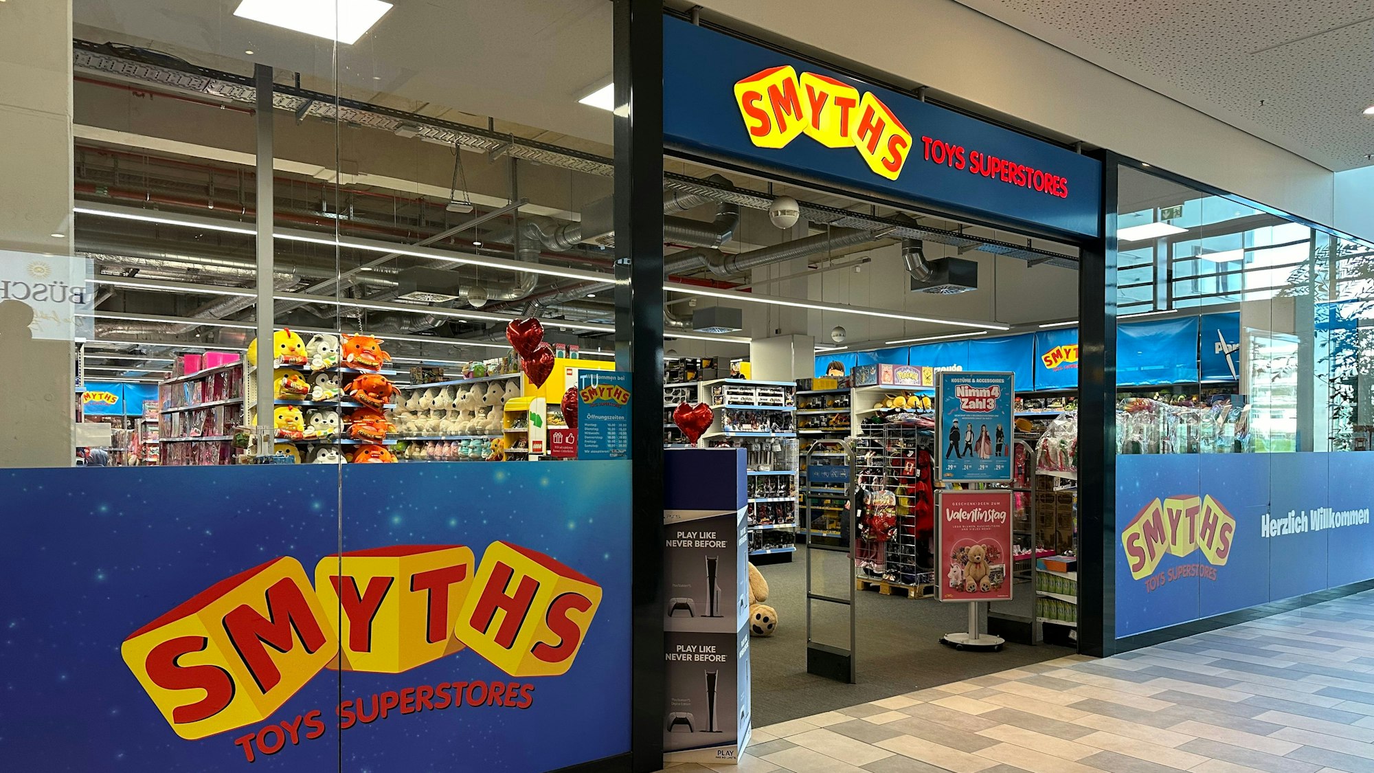 Blick auf den Eingang zum Spielwarengeschäft Smith Toys im Huma in Sankt Augustin am 1. Februar 2024.