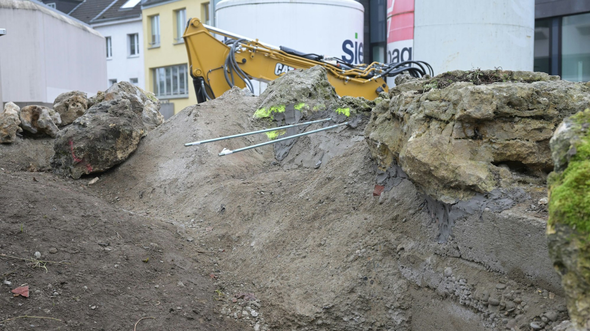 Mit schwerem Gerät werden die Natursteine zurück an ihren Platz gebracht.