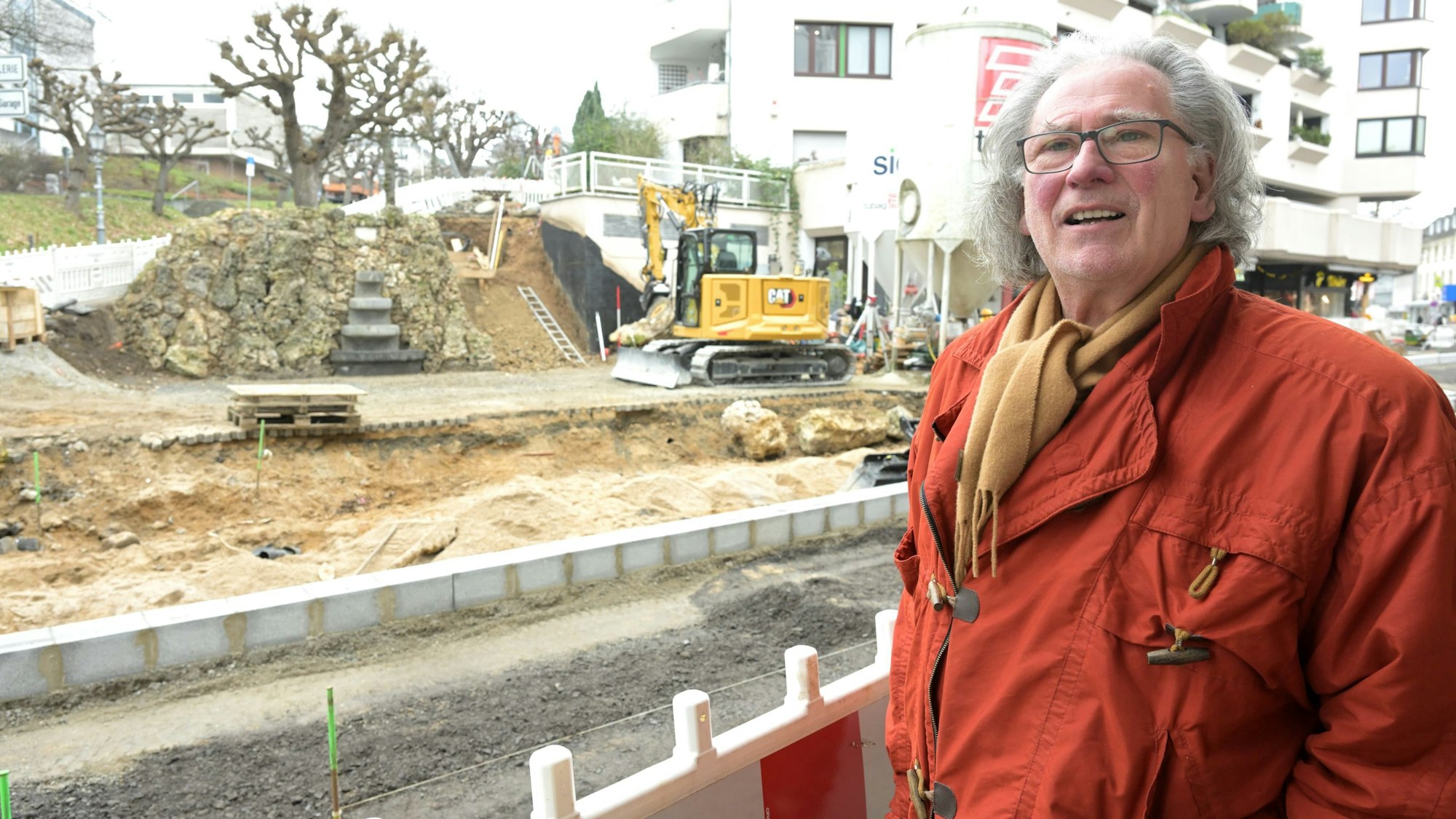 Serge Tziroulnikoff beobachtet das Geschehen auf der Baustelle.