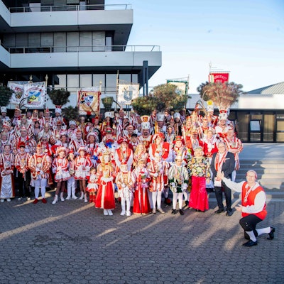 Das Bild zeigt alle Tollitäten aus dem Kreis Euskirchen auf der Treppe vor dem Kreishaus.