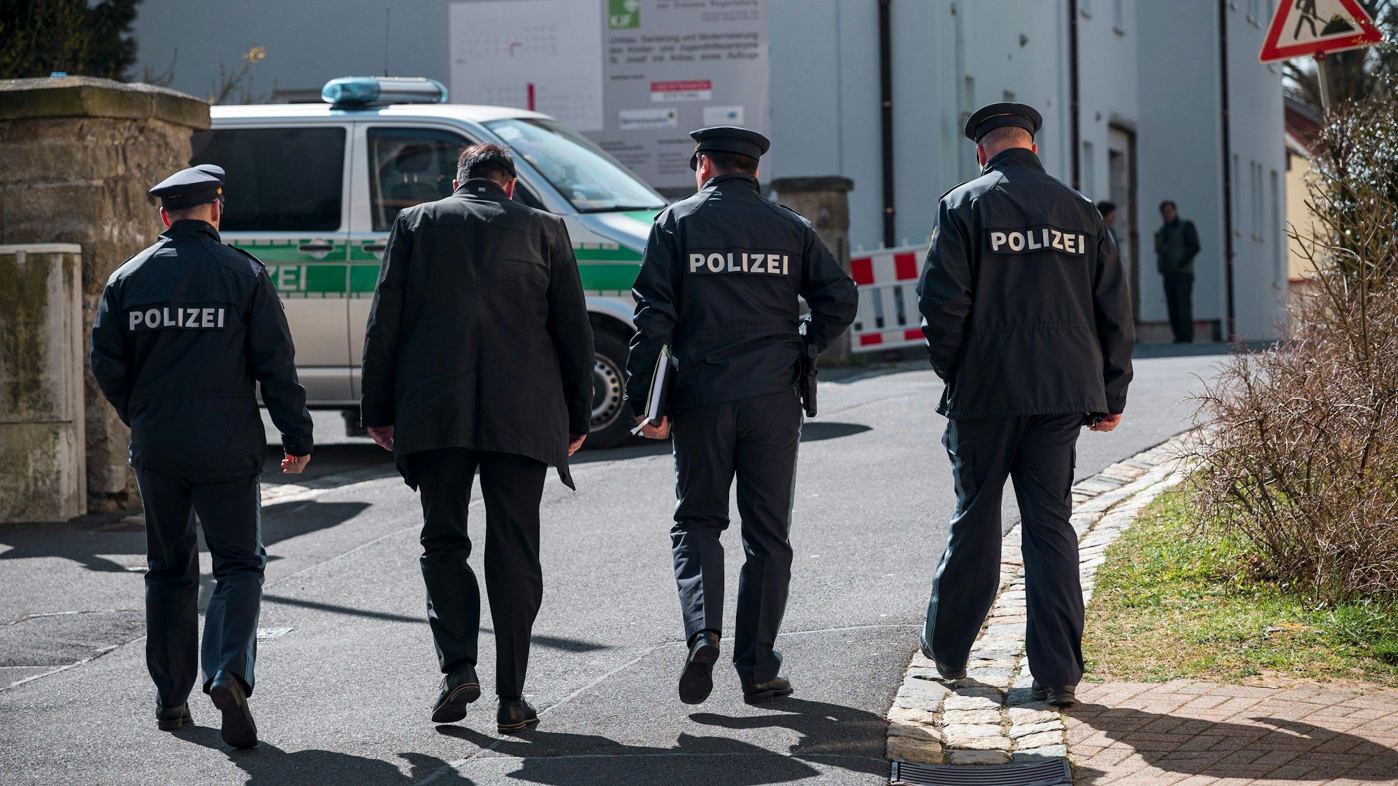 April 2023: Polizisten stehen vor dem Kinderheim in Wunsiedel, wo die Leiche einer Zehnjährigen gefunden wurde. Nun hat der Prozess gegen einen 26-Jährigen begonnen. (Archivbild)